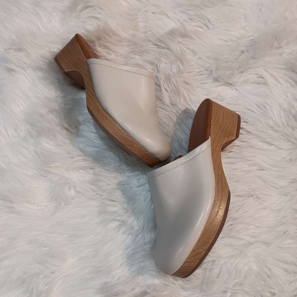 Universal Thread Magnolia Cream Leather Slip On Woodgrain Heel Mule Clogs